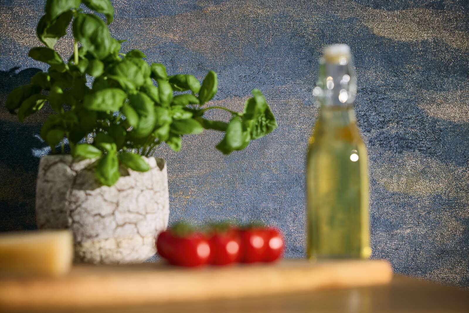 Viļņveida raksta tapetes tumši zilā ar zelta akcentiem - idejas interjerām