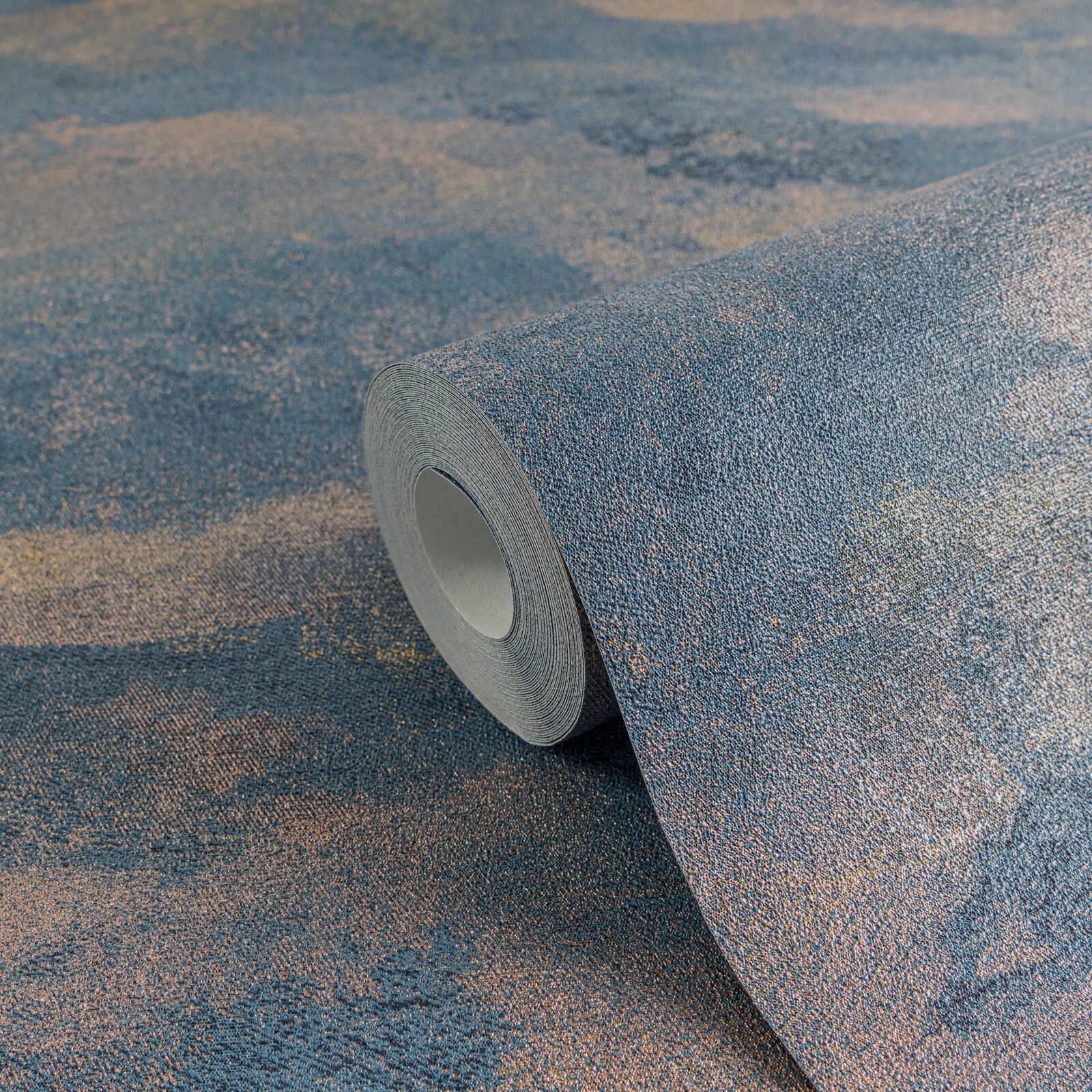 Viļņveida raksta tapetes tumši zilā ar zelta akcentiem - vizualizācija interjerā