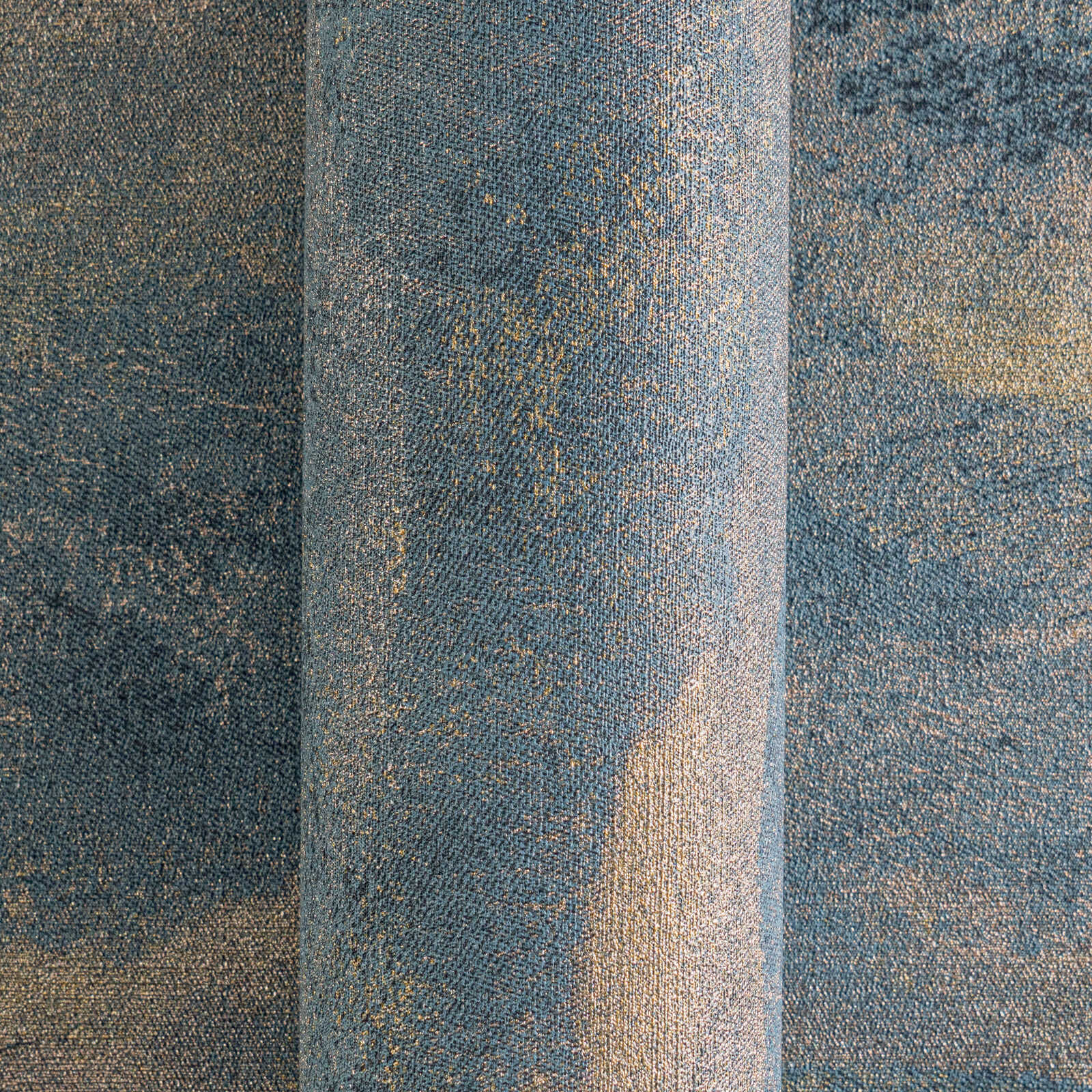 Viļņveida raksta tapetes tumši zilā ar zelta akcentiem - kombinācija ar mebelēm