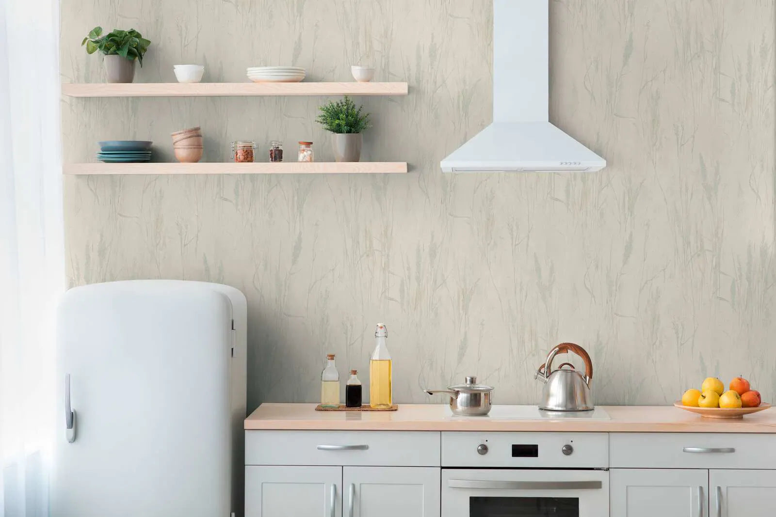 Pelēki zaļas tapetes ar filigrānu zāles rakstu un spīdumu | 3010641