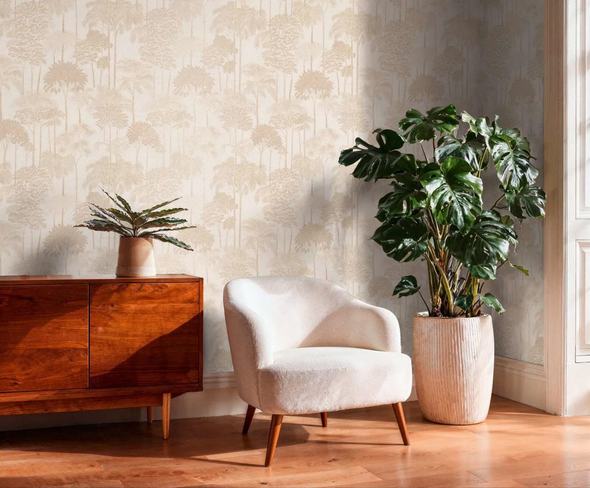 Krēmkrāsas neaustas tapetes ar izsmalcinātu palmu ilustrāciju gaišā viesistabas interjerā. SKU: 3012105, AS Creation.