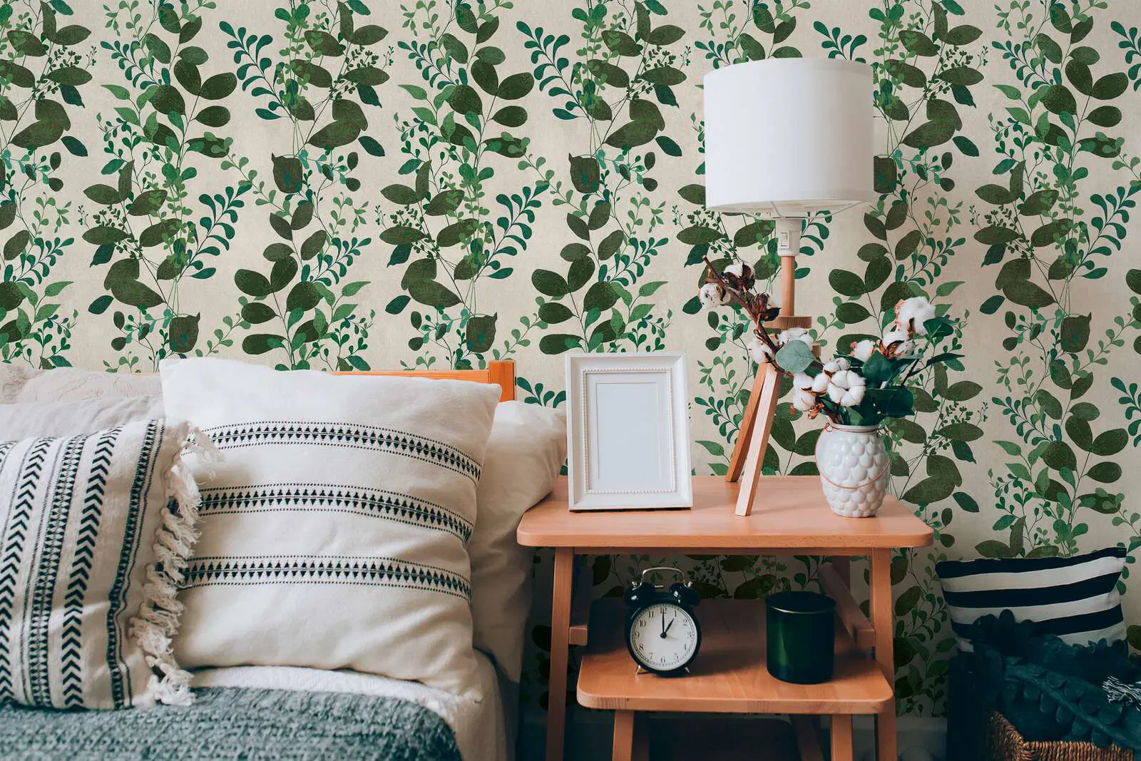 Zaļas neaustas tapetes ar lapainiem zariem dabiskā un svaigā viesistabas interjerā. SKU: 3012474, AS Creation.