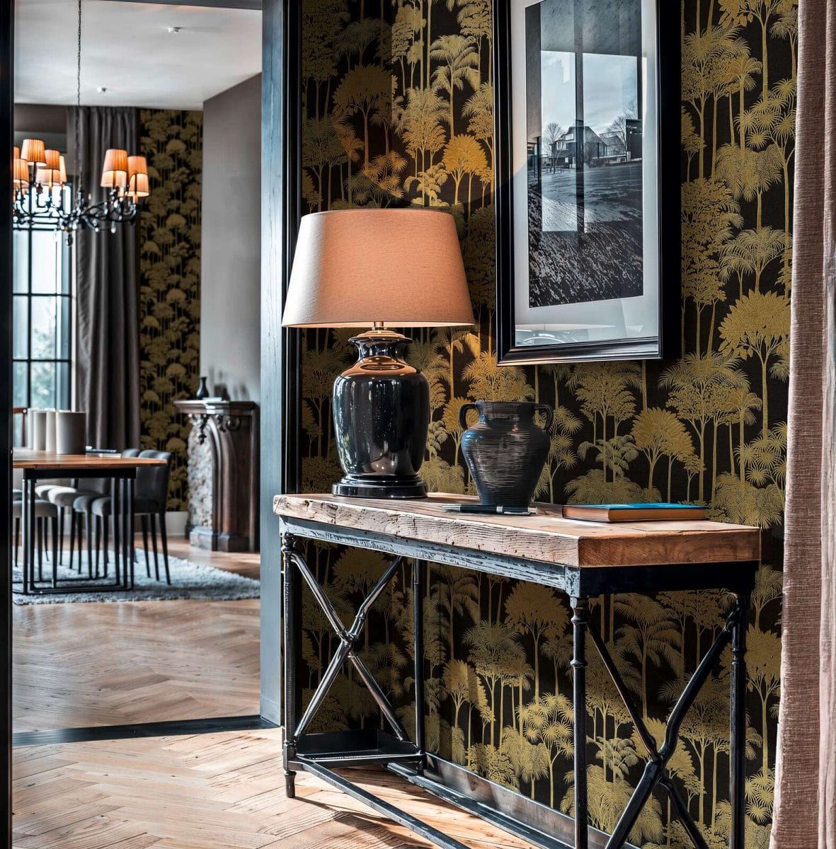 Neaustas tapetes ar intensīvu augu rakstu drosmīgā un zaļā viesistabas interjerā. SKU: 3012107, AS Creation.