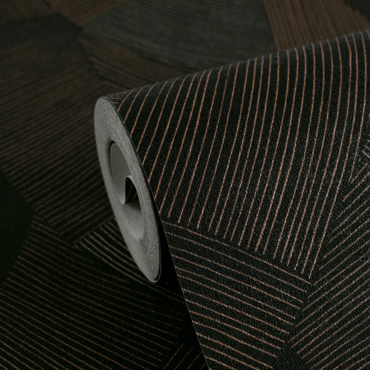 Melni brūnas tapetes ar ģeometrisku rakstu un spīdumu | 3012065