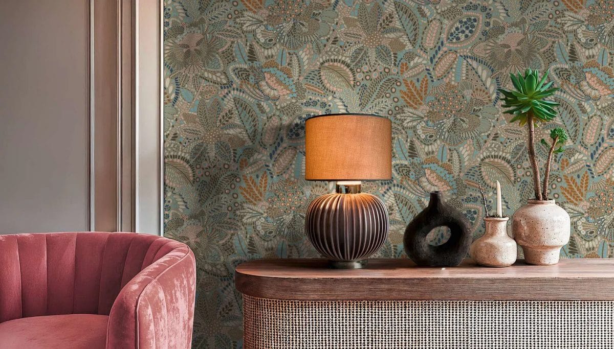 Zilas, pelēkas un rozā tapetes ar ziediem un lapām romantiskā guļamistabas interjerā. SKU: 2763737, AS Creation.