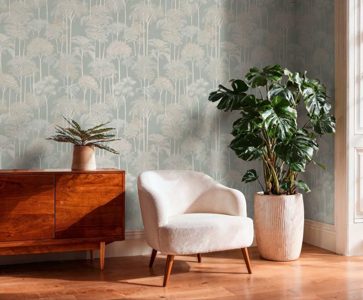 Zaļas neaustas tapetes tropiskā stilā ar palmu kokiem eksotiskā guļamistabas interjerā. SKU: 3012106, AS Creation.