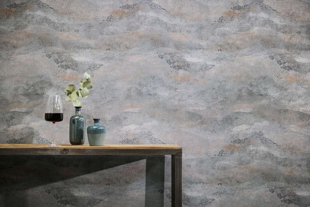 Pelēkas tapetes ar smalku viļņu struktūru un vieglu spīdumu - guļamistabas interjerā