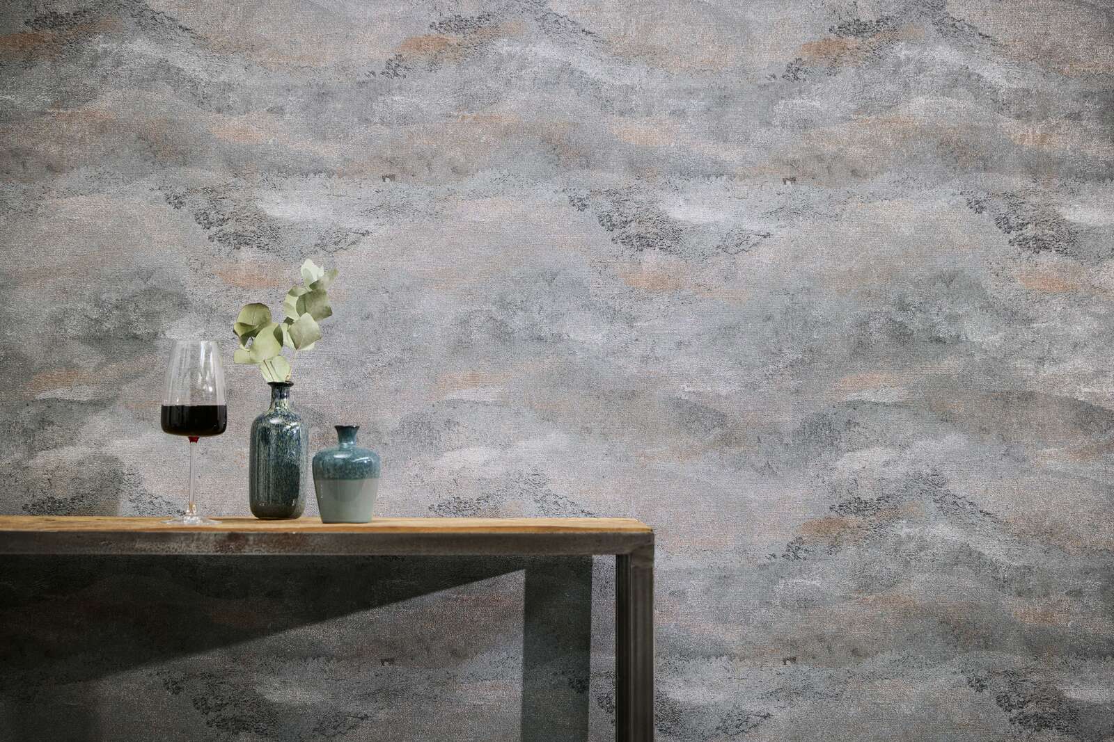 Pelēkas tapetes ar smalku viļņu struktūru un vieglu spīdumu - guļamistabas interjerā