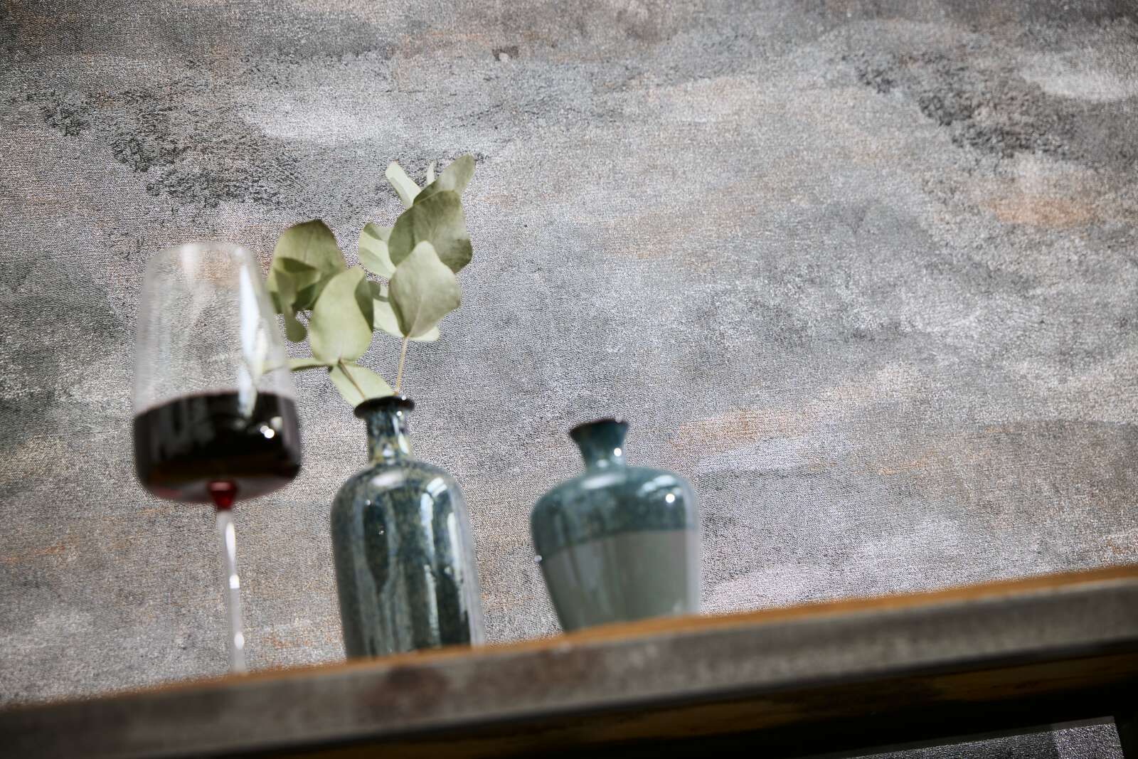 Pelēkas tapetes ar smalku viļņu struktūru un vieglu spīdumu - istabas interjerā