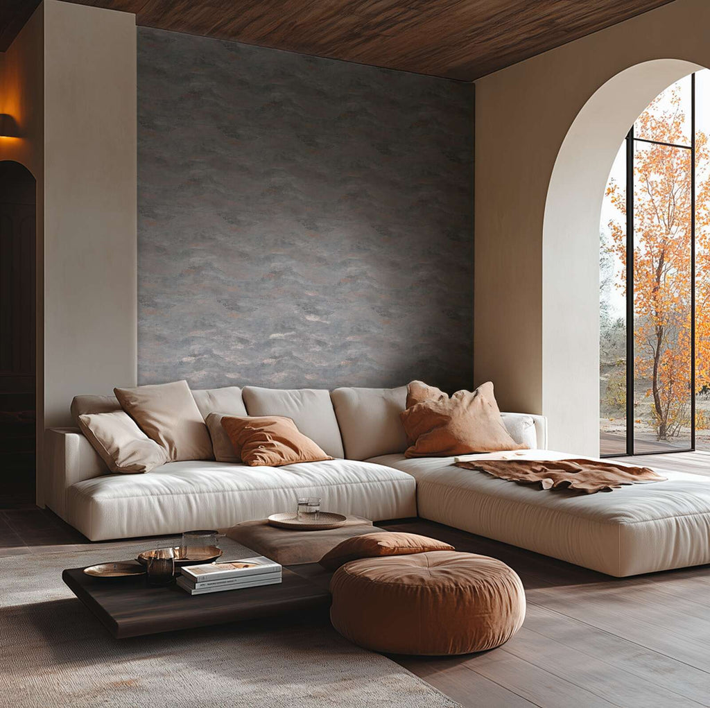 Pelēkas tapetes ar smalku viļņu struktūru un vieglu spīdumu - idejas interjerām