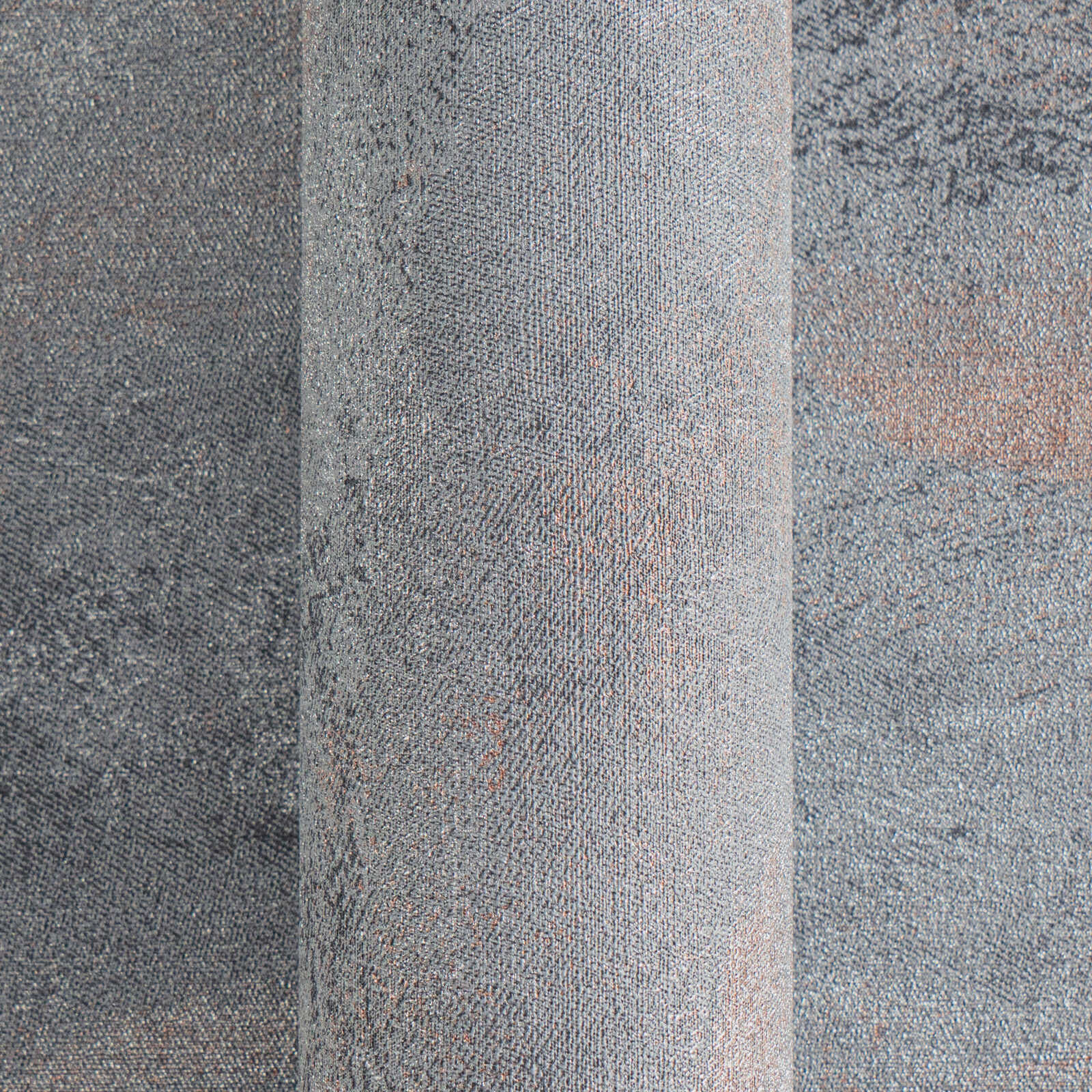 Pelēkas tapetes ar smalku viļņu struktūru un vieglu spīdumu - vizualizācija interjerā