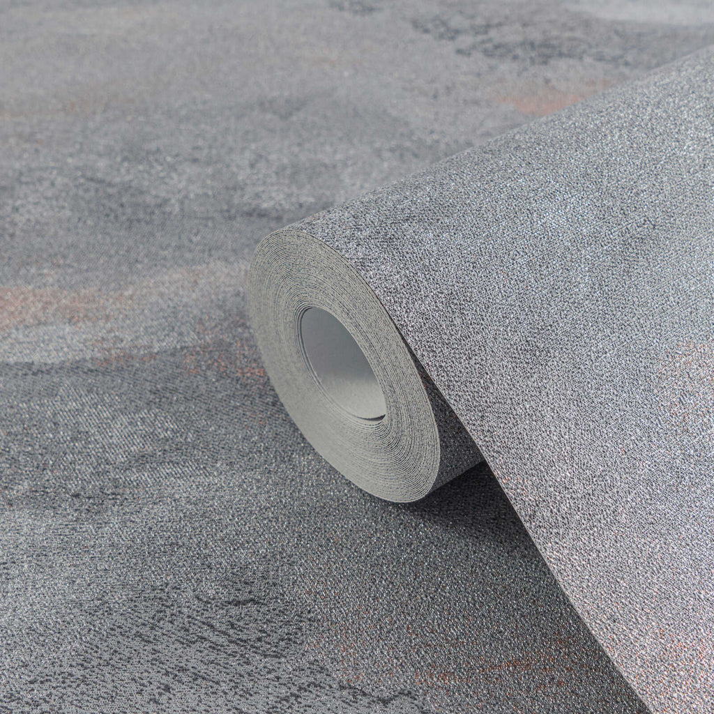 Pelēkas tapetes ar smalku viļņu struktūru un vieglu spīdumu - viesistabas interjerā