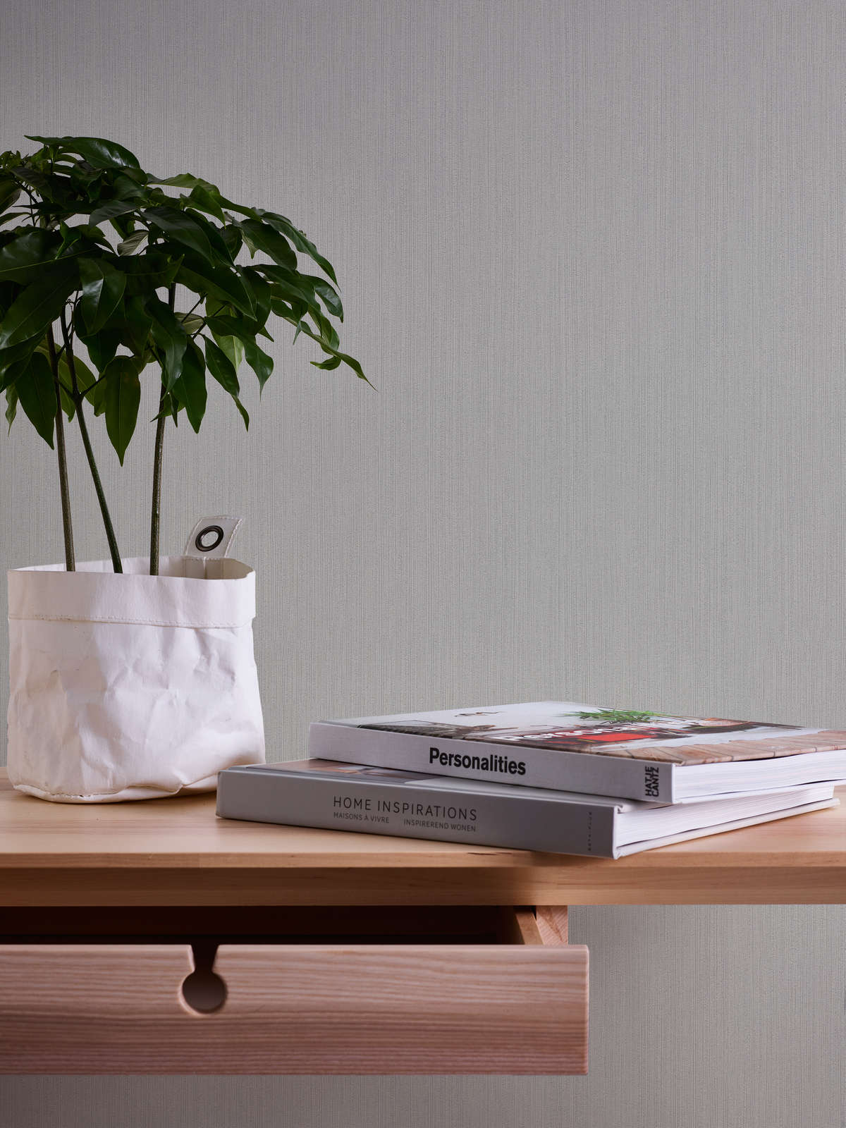 Pelēkas reljefas tapetes industriāla un moderna interjera sienu apdarei