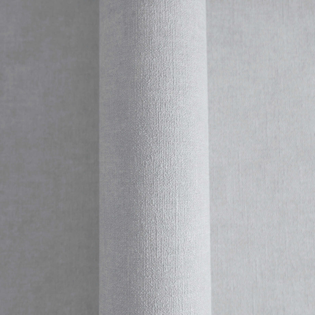 Pelēkas tapetes ar tekstila faktūru un vienkāršu dizainu - vizualizācija interjerā