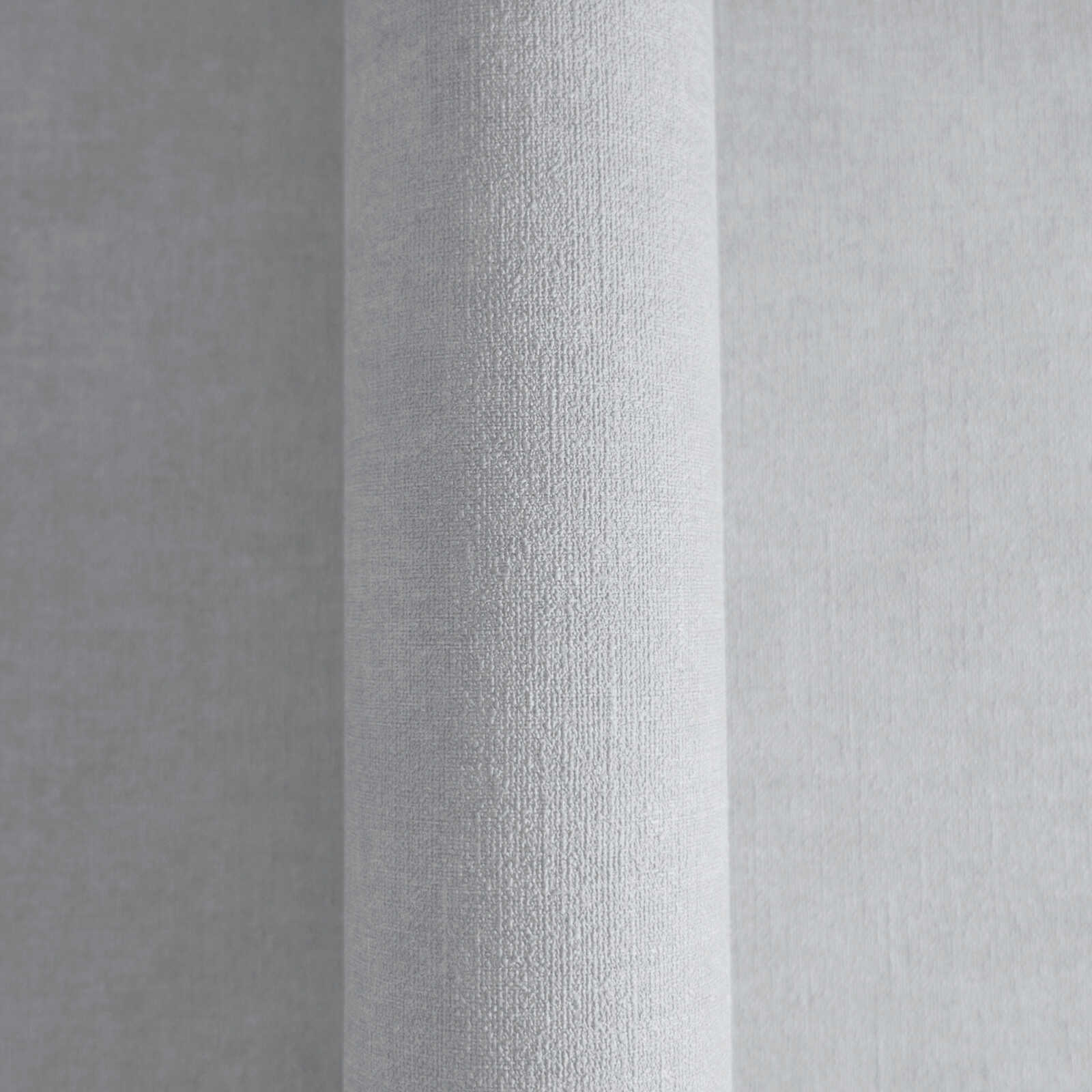 Pelēkas tapetes ar tekstila faktūru un vienkāršu dizainu - vizualizācija interjerā