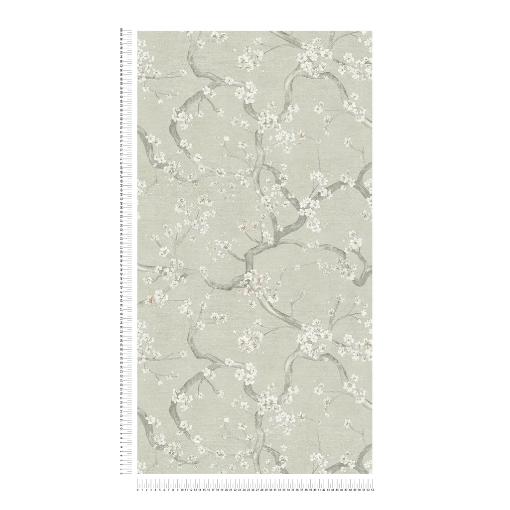 Zaļi pelēkas tapetes ar delikātu ķiršu ziedu rakstu un tekstūru - viesistabas interjerā