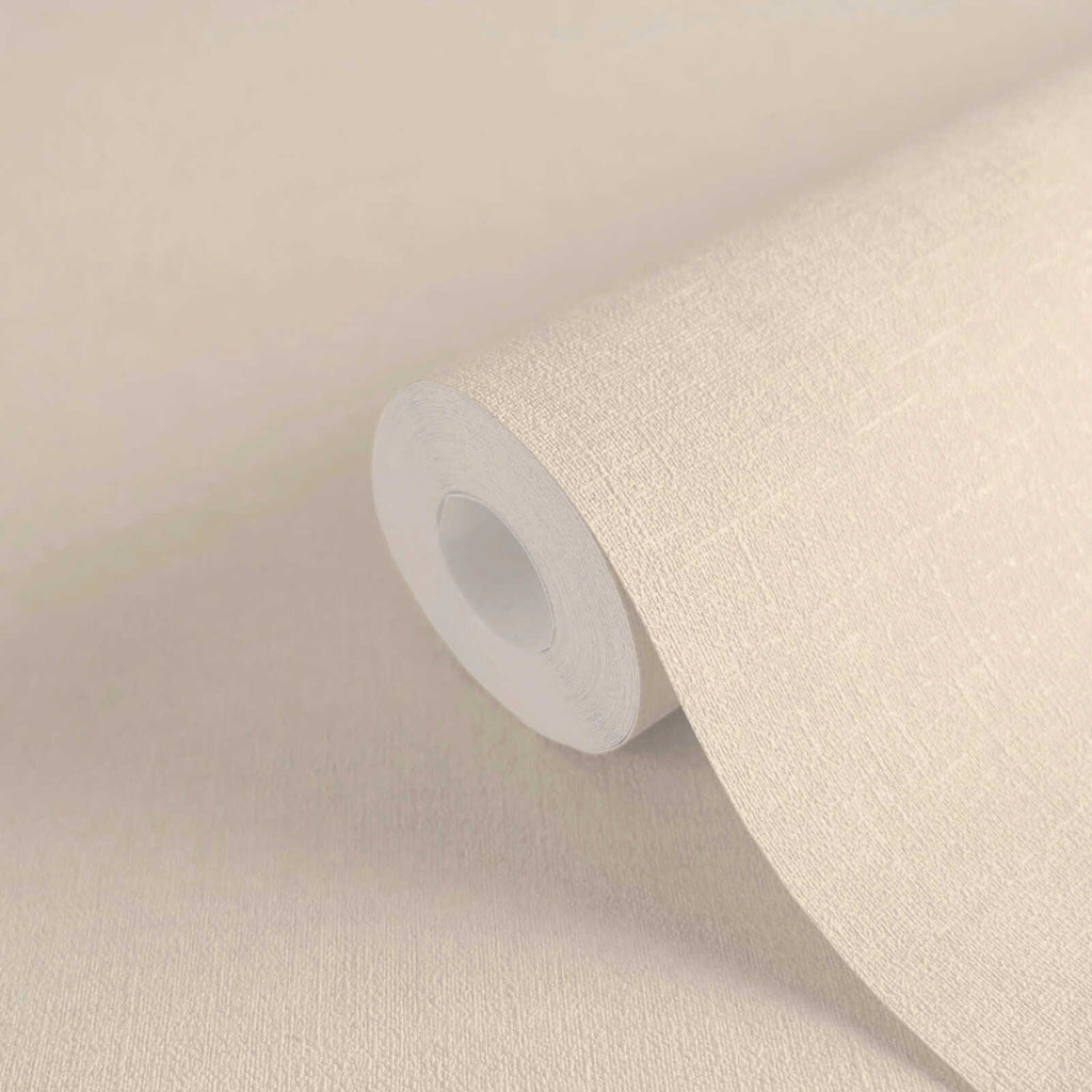 Matētas smilškrāsas tapetes ar dziļu faktūru - viesistabas interjerā