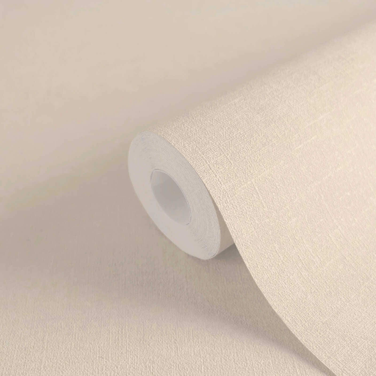 Matētas smilškrāsas tapetes ar dziļu faktūru - viesistabas interjerā