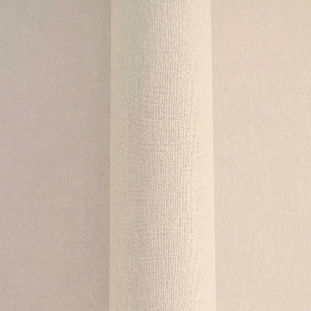 Matētas smilškrāsas tapetes ar dziļu faktūru - istabas interjerā