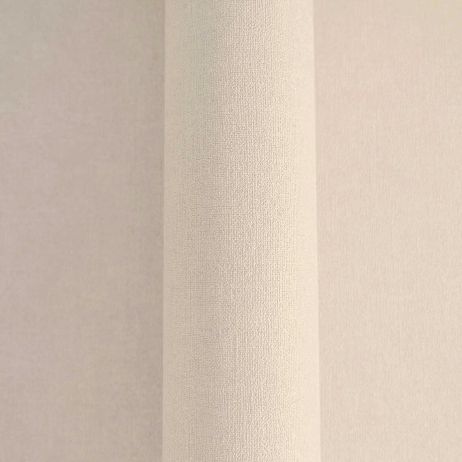 Matētas smilškrāsas tapetes ar dziļu faktūru - istabas interjerā