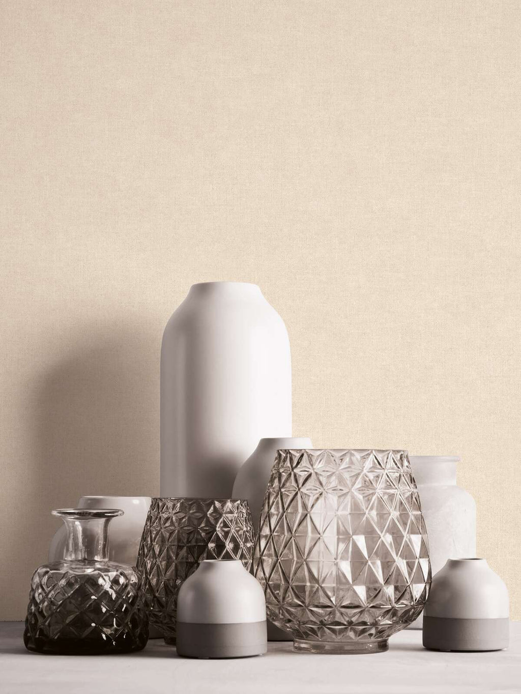 Matētas smilškrāsas tapetes ar dziļu faktūru - idejas interjerām