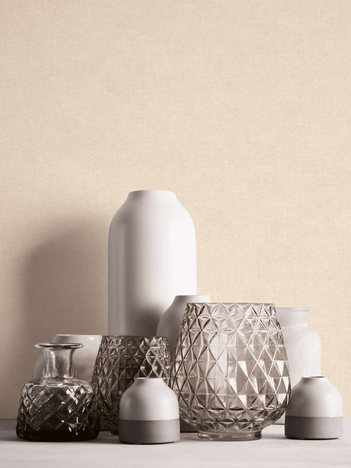 Matētas smilškrāsas tapetes ar dziļu faktūru - idejas interjerām