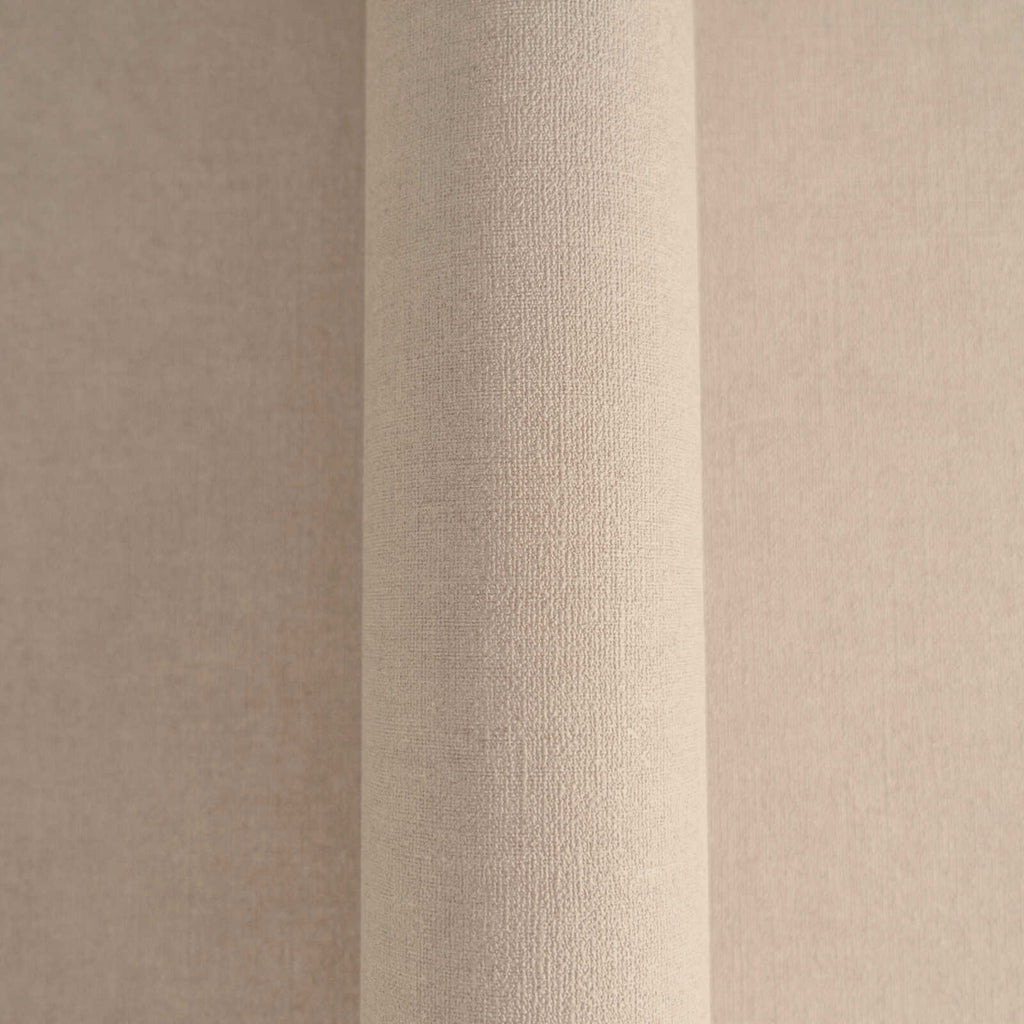 Smilšu toņu tapetes ar matētu tekstūru un faktūras efektu - kombinācija ar mebelēm