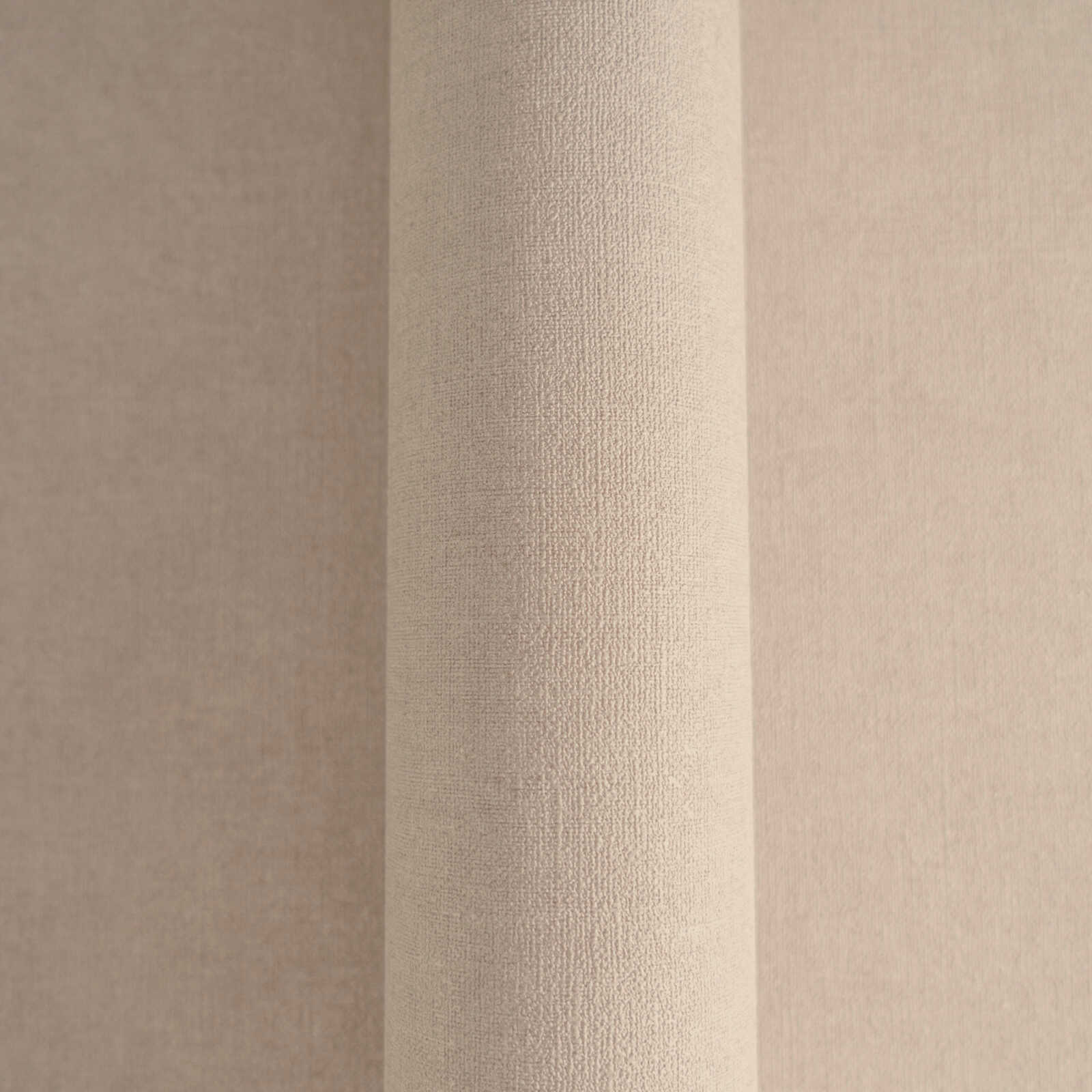 Smilšu toņu tapetes ar matētu tekstūru un faktūras efektu - kombinācija ar mebelēm