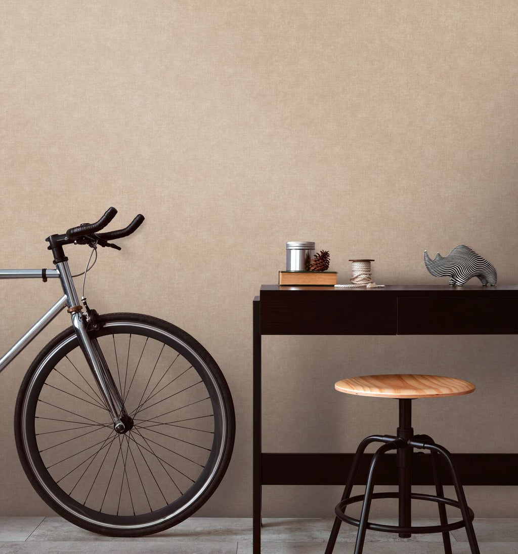 Smilšu toņu tapetes ar matētu tekstūru un faktūras efektu - viesistabas interjerā