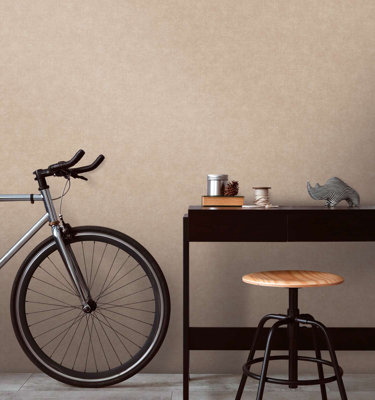 Smilšu toņu tapetes ar matētu tekstūru un faktūras efektu - viesistabas interjerā