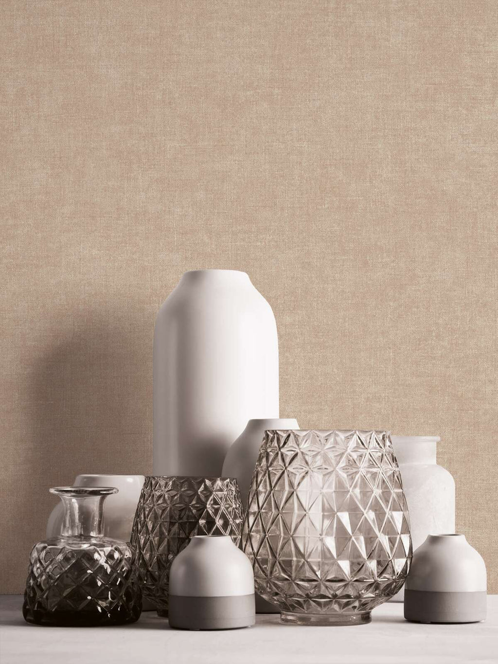 Smilšu toņu tapetes ar matētu tekstūru un faktūras efektu - vizualizācija interjerā