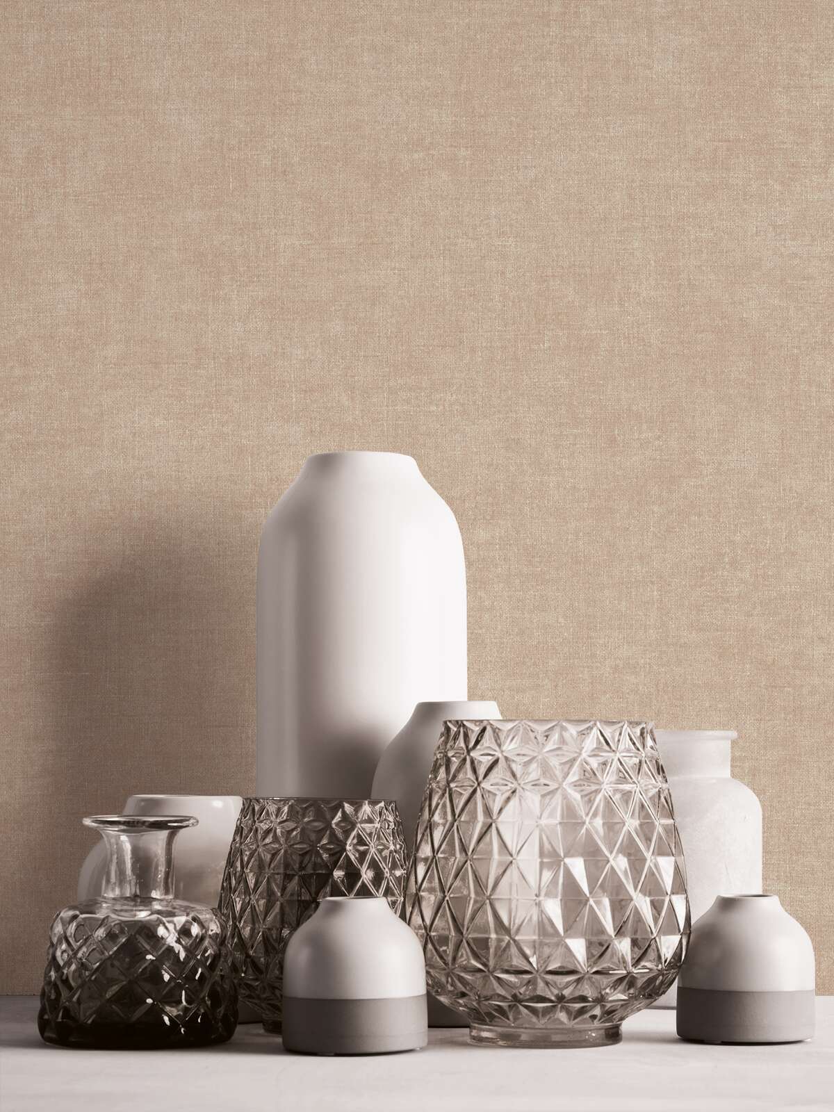 Smilšu toņu tapetes ar matētu tekstūru un faktūras efektu - vizualizācija interjerā