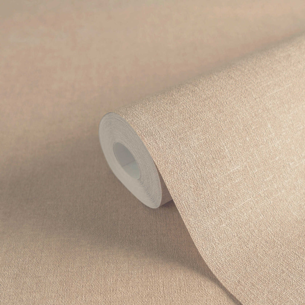 Smilšu toņu tapetes ar matētu tekstūru un faktūras efektu - guļamistabas interjerā