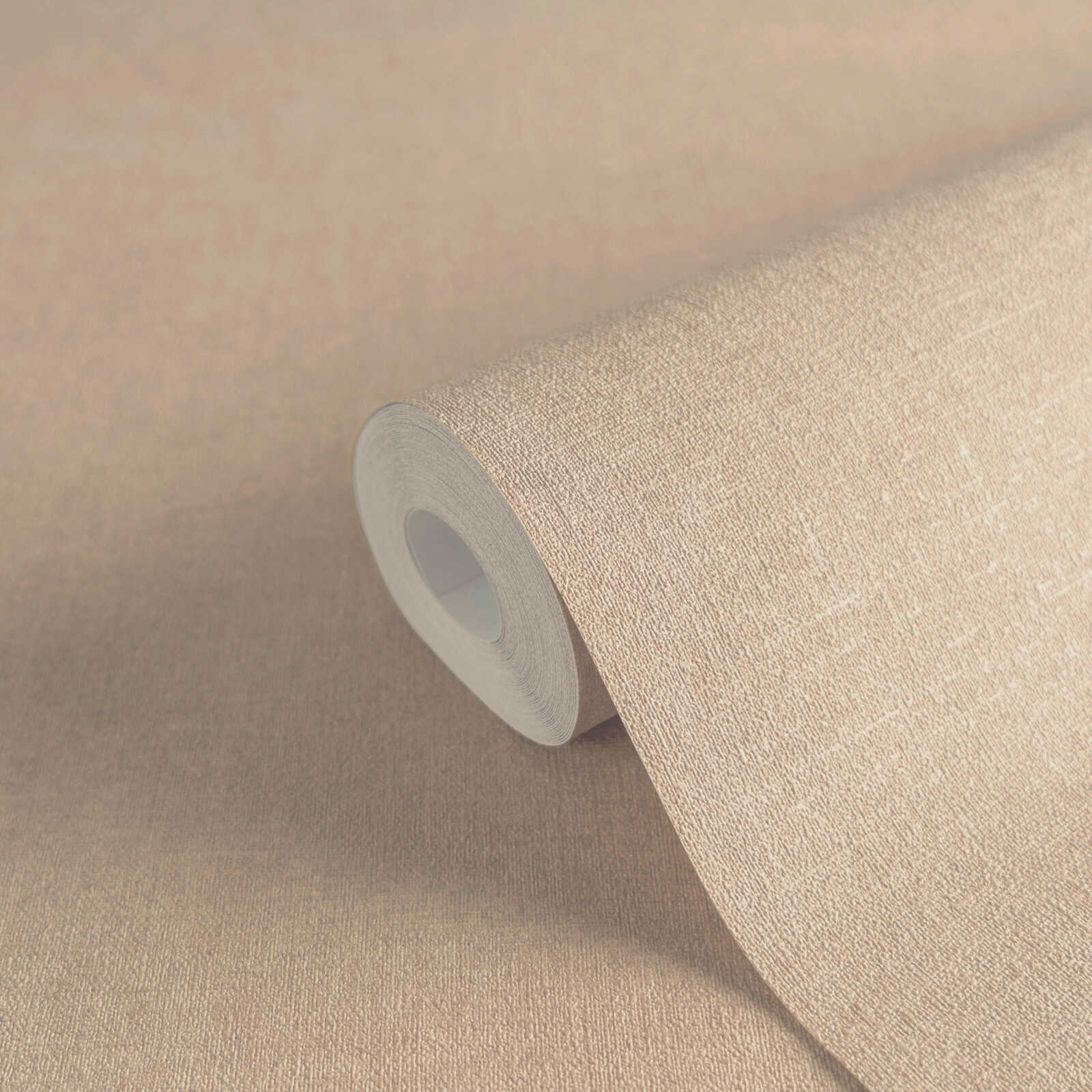 Smilšu toņu tapetes ar matētu tekstūru un faktūras efektu - guļamistabas interjerā