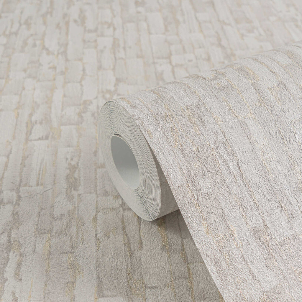 Pelēkas tapetes ar elegantu zeltainu tekstūras efektu - istabas interjerā