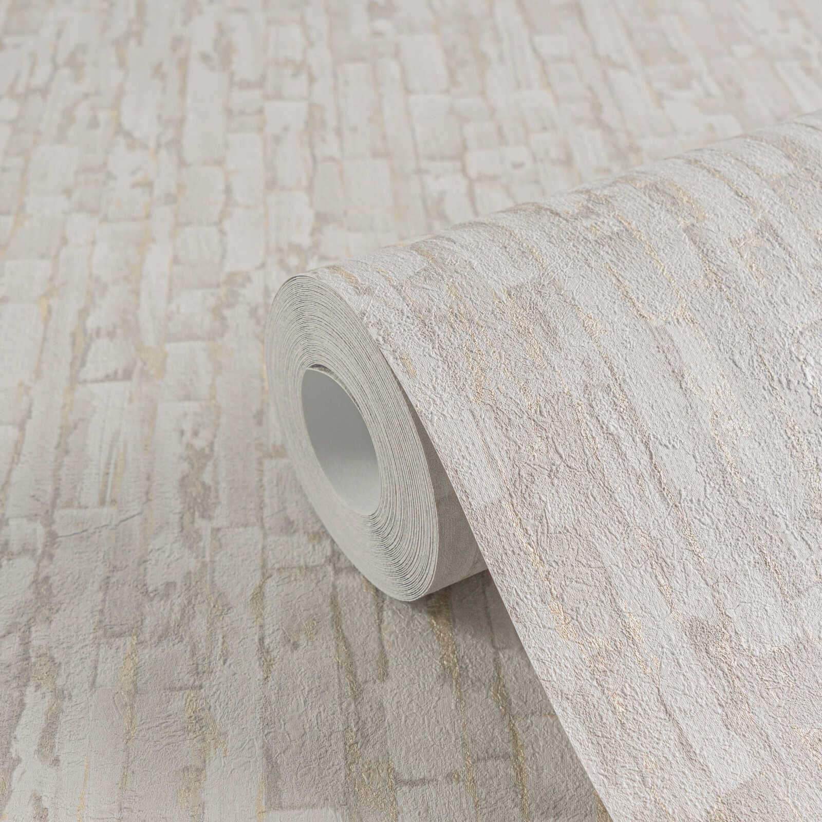 Pelēkas tapetes ar elegantu zeltainu tekstūras efektu - istabas interjerā