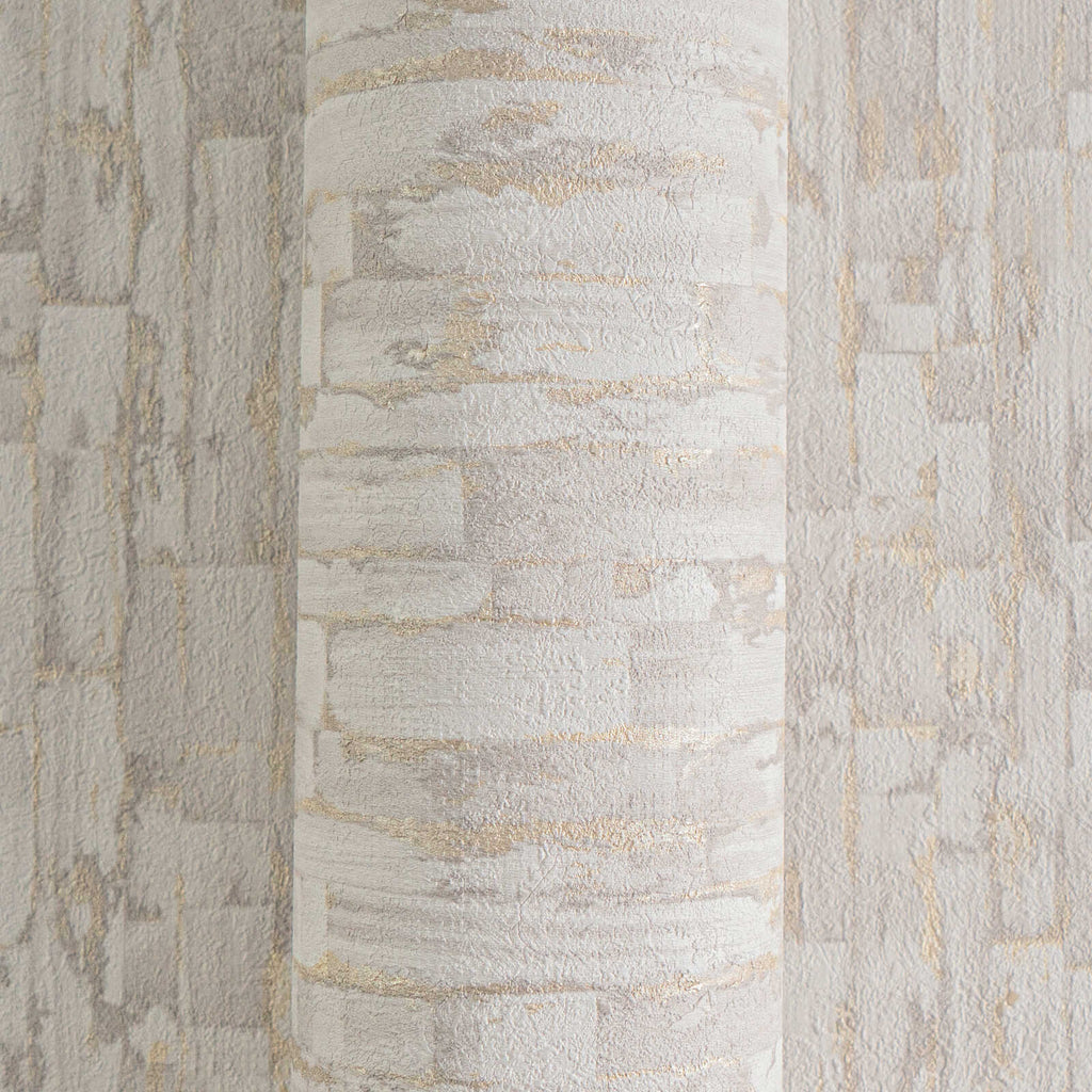 Pelēkas tapetes ar elegantu zeltainu tekstūras efektu - guļamistabas interjerā