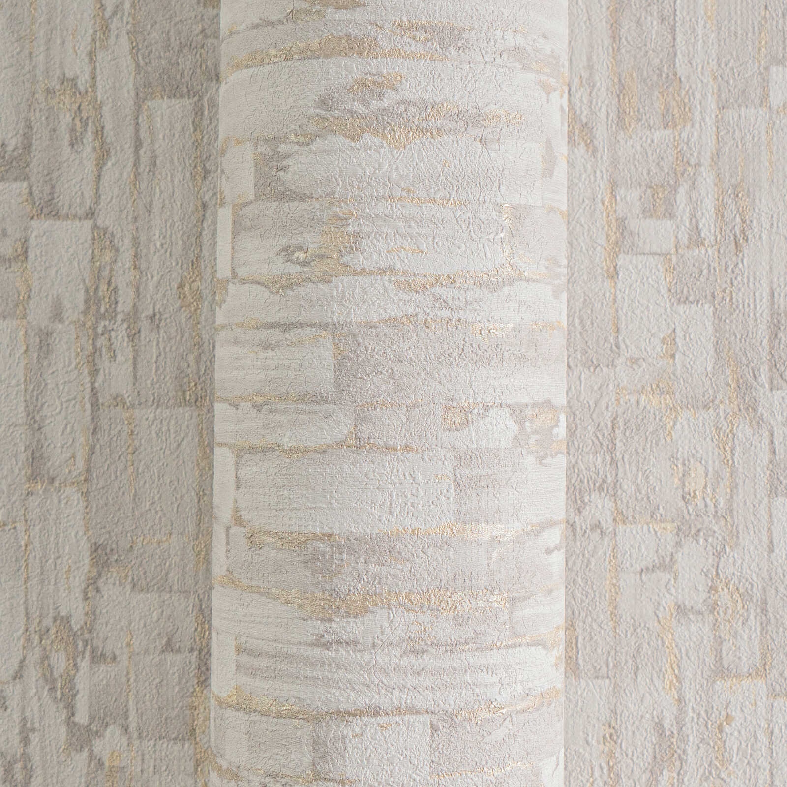 Pelēkas tapetes ar elegantu zeltainu tekstūras efektu - guļamistabas interjerā