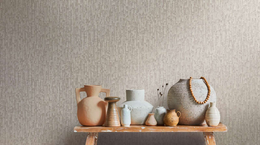 Pelēkas tapetes ar elegantu zeltainu tekstūras efektu - viesistabas interjerā