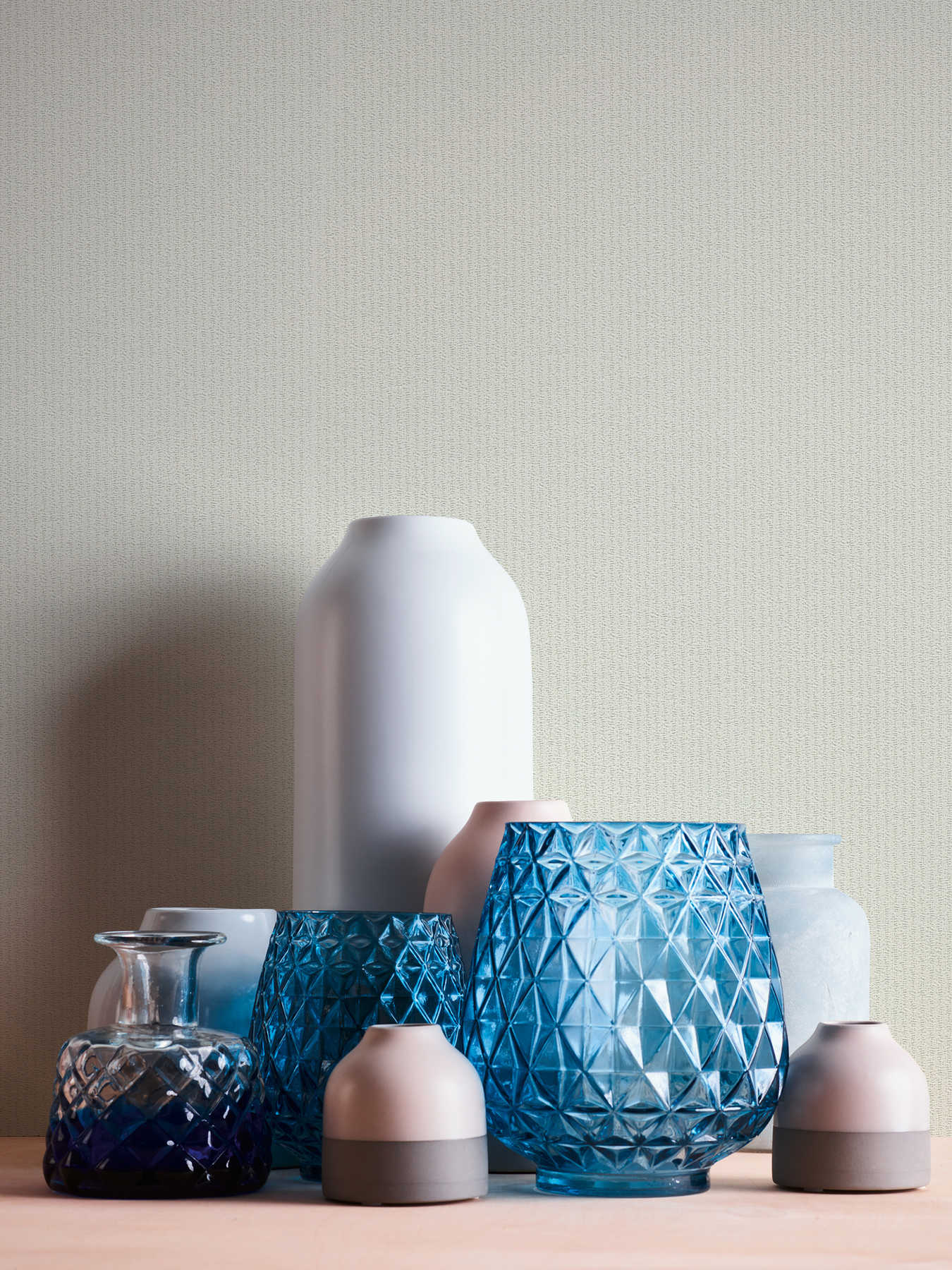 Smilškrāsas un krēmkrāsas svītrainas tapetes klasiskam sienu dizainam