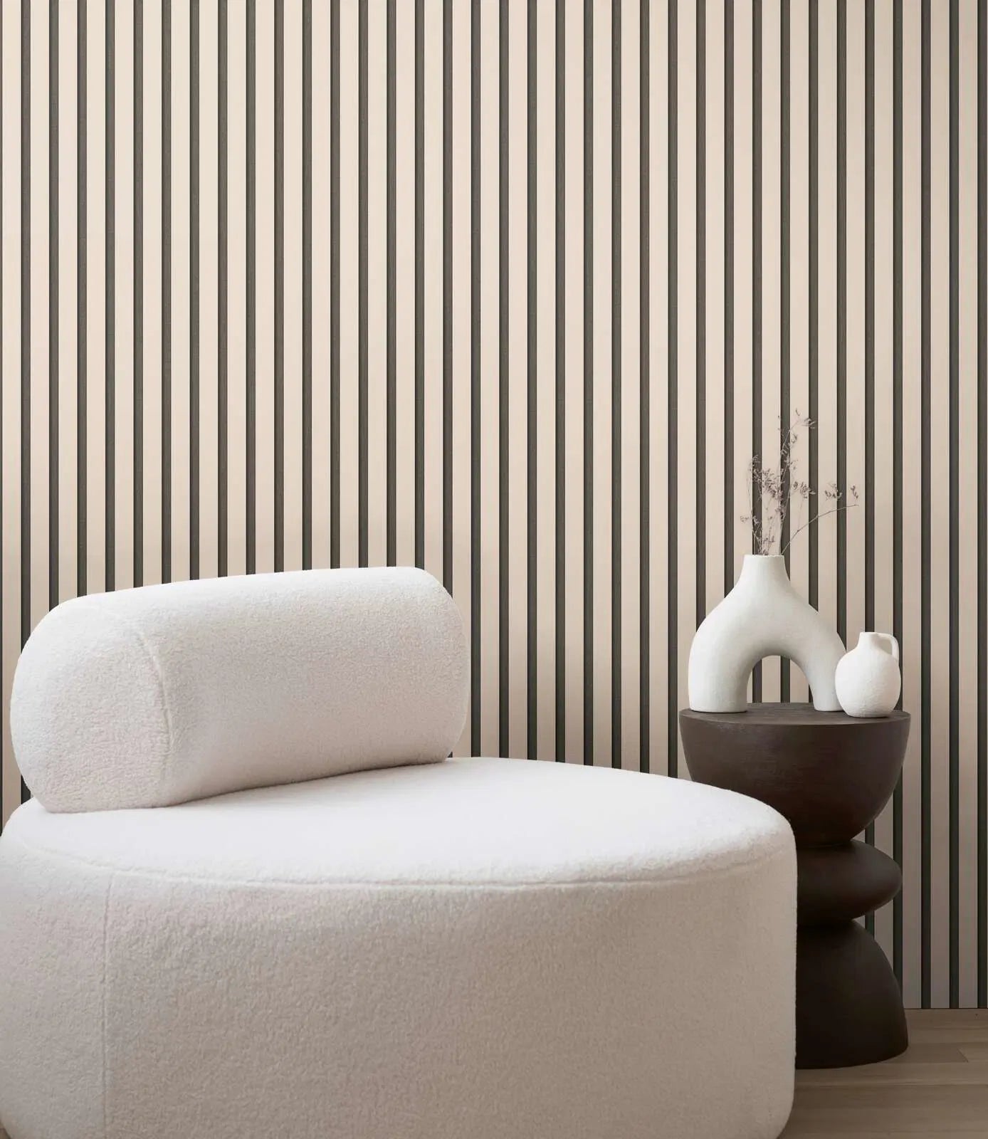 Taupe un melnas svītrainas tapetes elegantā viesistabas interjerā. SKU: 2777553.