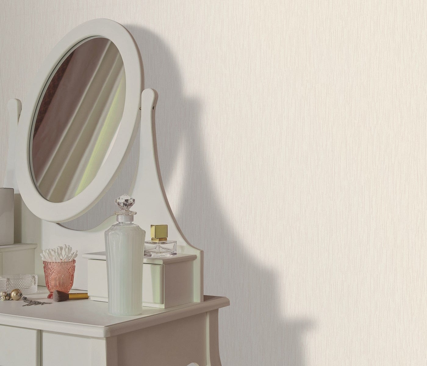 Krēmkrāsas tapetes ar viļņotām līnijām un smalku mirdzuma efektu, 3745541, kabinetām - interjers 2