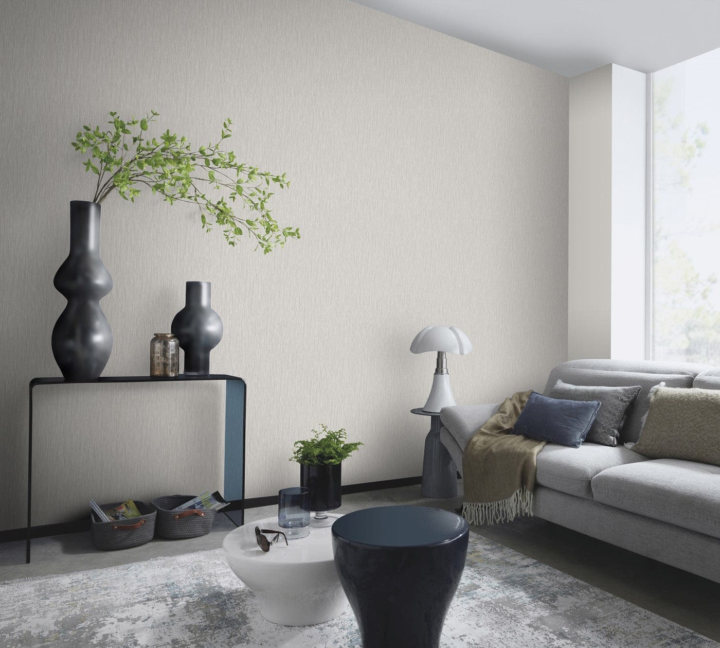 Pelēkas krāsas tapetes ar dekoratīvām viļņotām līnijām un mirdzošu efektu, 3745601, kabinetām - interjers 3