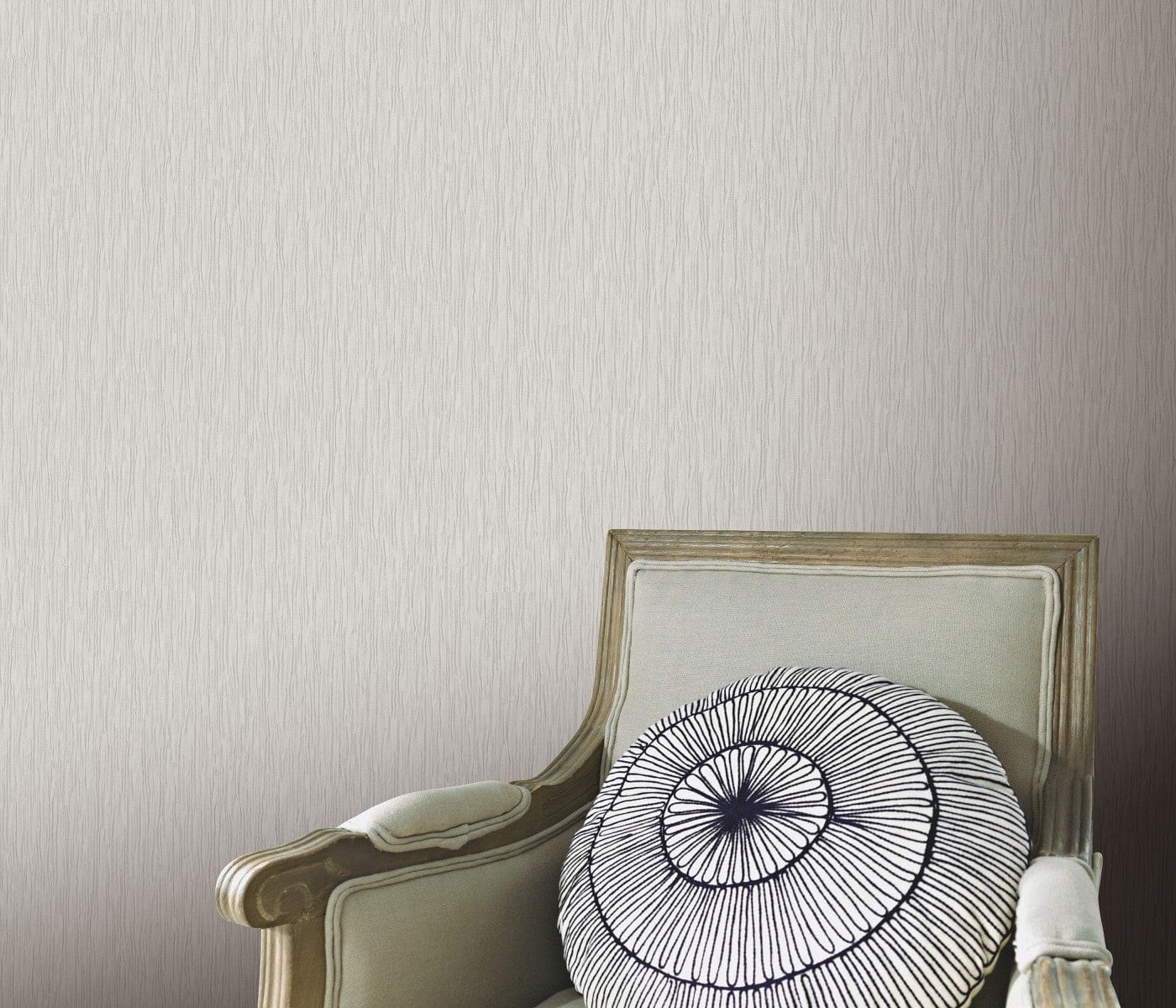 Pelēkas krāsas tapetes ar dekoratīvām viļņotām līnijām un mirdzošu efektu, 3745601, kabinetām - interjers 2