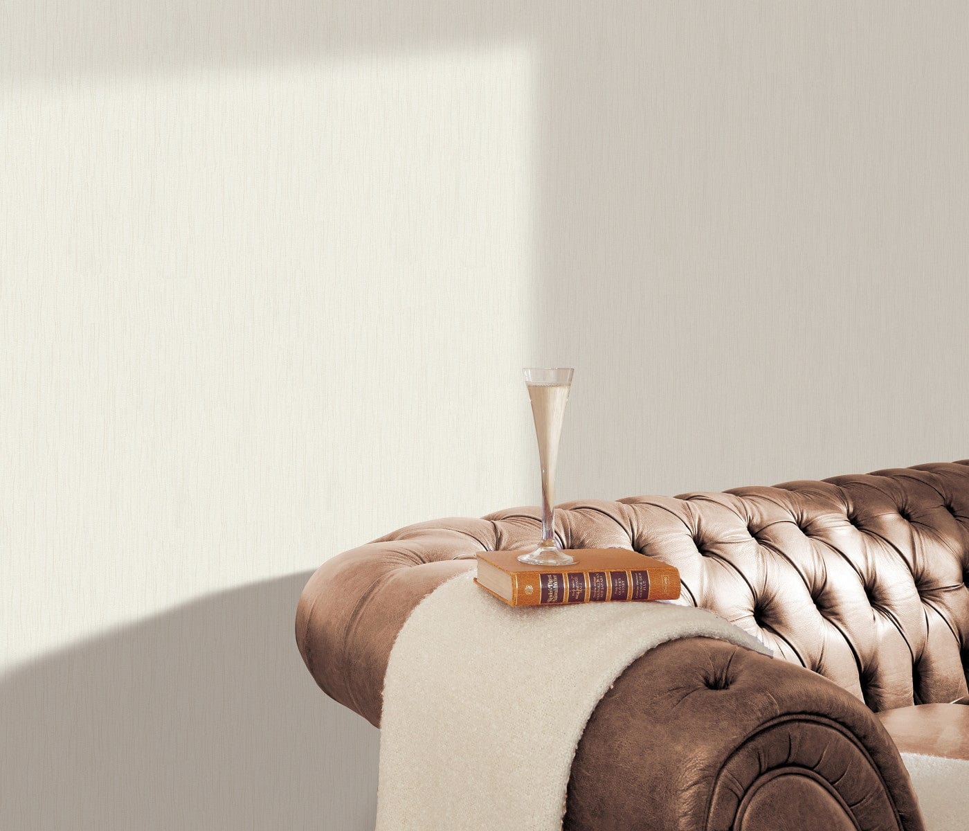 Tapetes siltos toņos ar viļņotu līniju dizainu un mirdzuma efektu, 3745552, kabinetām - interjers 2