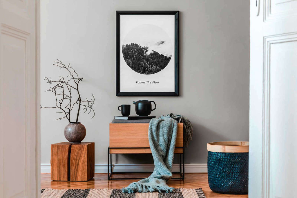 Gaiši pelēkas tapetes ar smalku tekstūru neitrālam interjera fonam