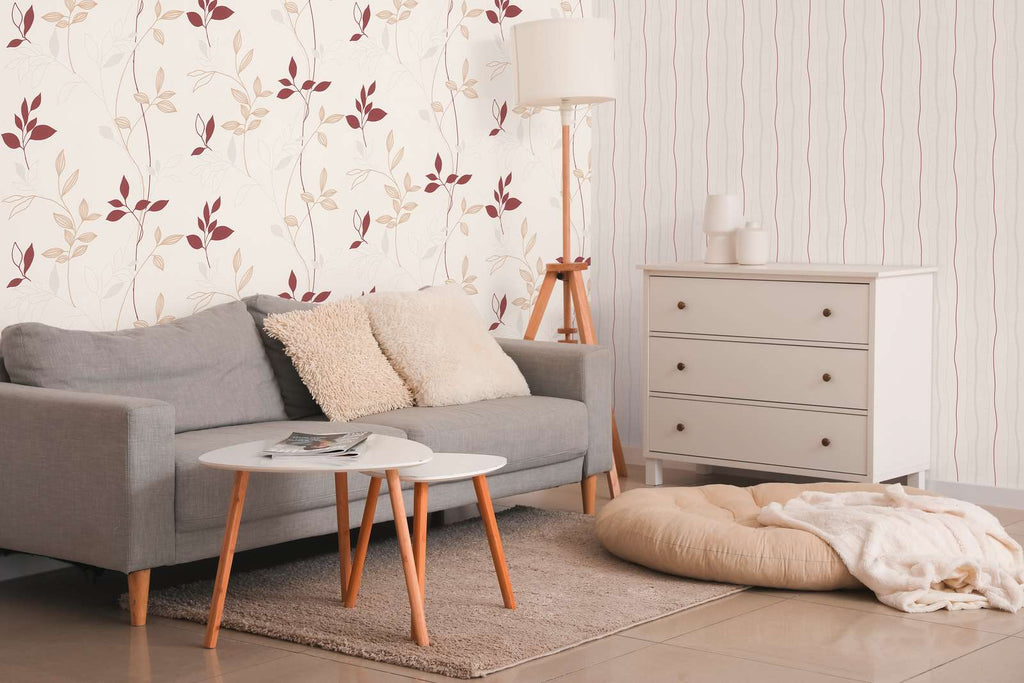 Reljefas tapetes ar lapu rakstu un sarkaniem akcentiem dabiskai un raksturīgai sienu apdarei