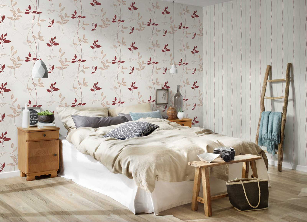 Reljefas tapetes ar lapu rakstu un sarkaniem akcentiem dabiskai un raksturīgai sienu apdarei