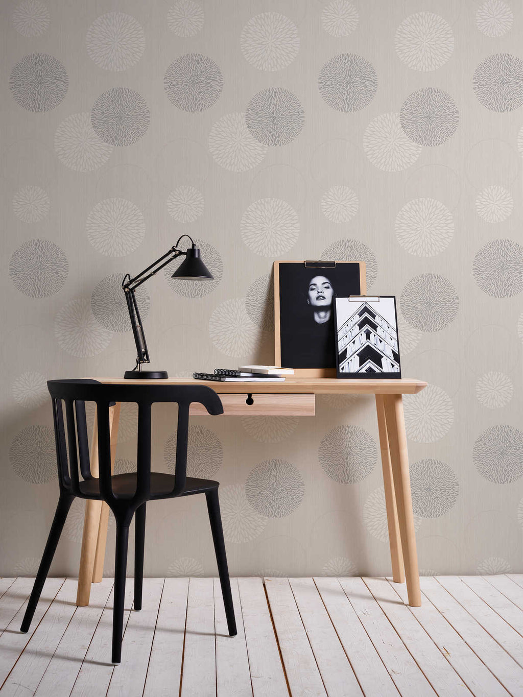 Bēšas tapetes ar smalku ziedu rakstu eleganta un izsmalcināta interjera veidošanai