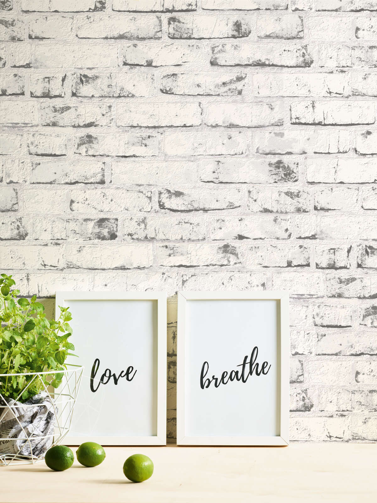 Pelēkas tapetes ar ķieģeļu un akmens imitāciju modernam sienas efektam